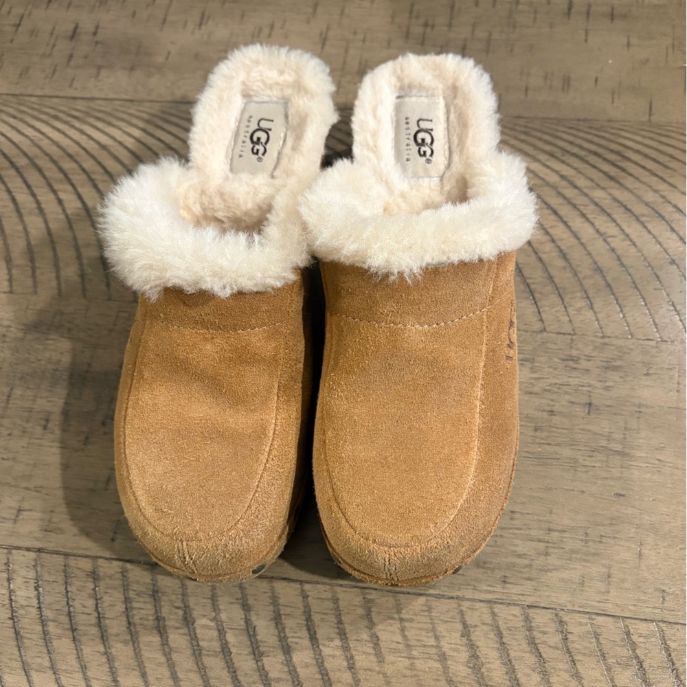 Ugg Australia Sherpa Lined Kalie Chestnut Suede Studded Clogs w/ Wooden Heel - Picture 2 of 10